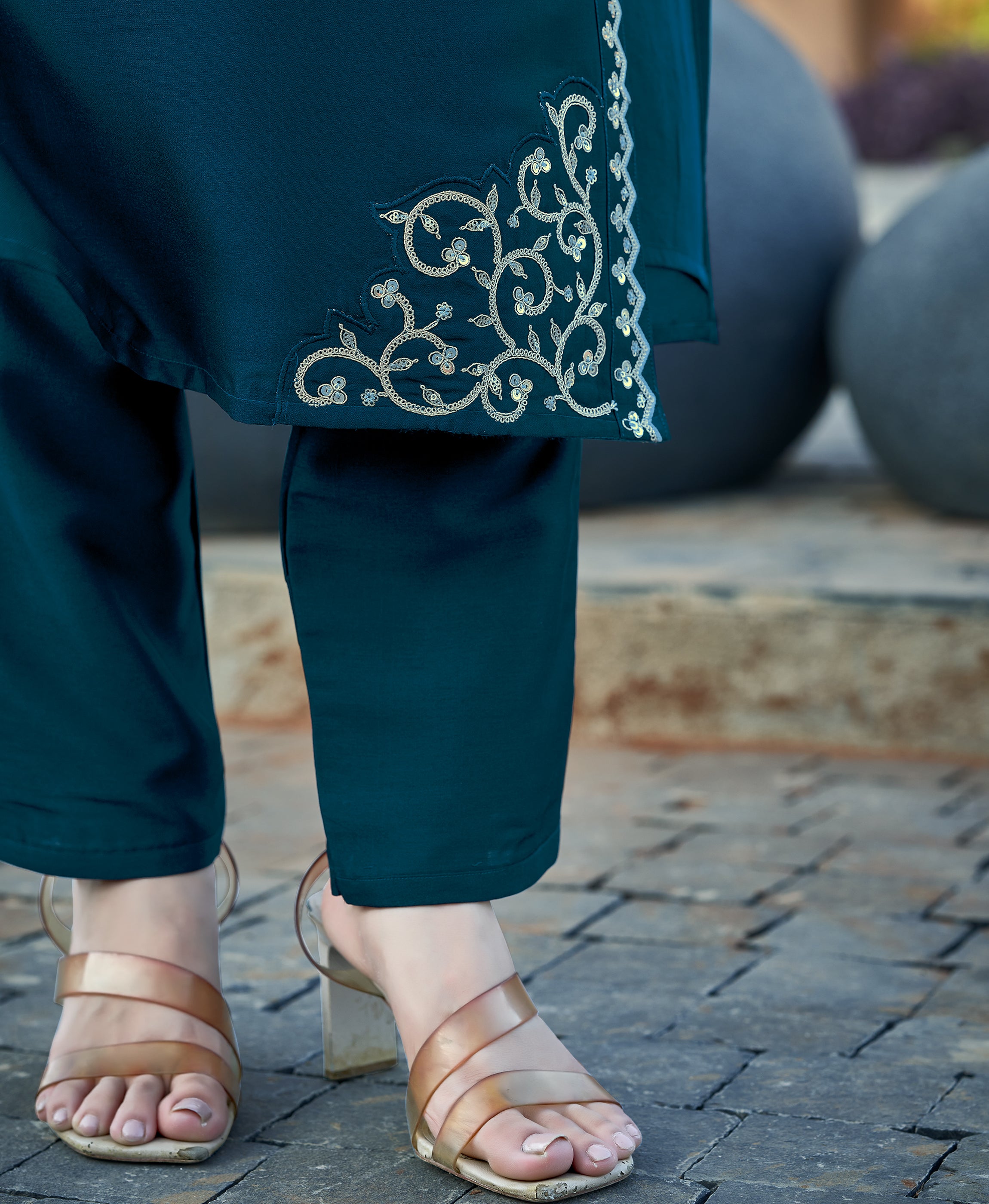 Her Couture Women's Dark Blue Viscose Crystal Floral Embroiery Embroidered Straight Kurta With Pant