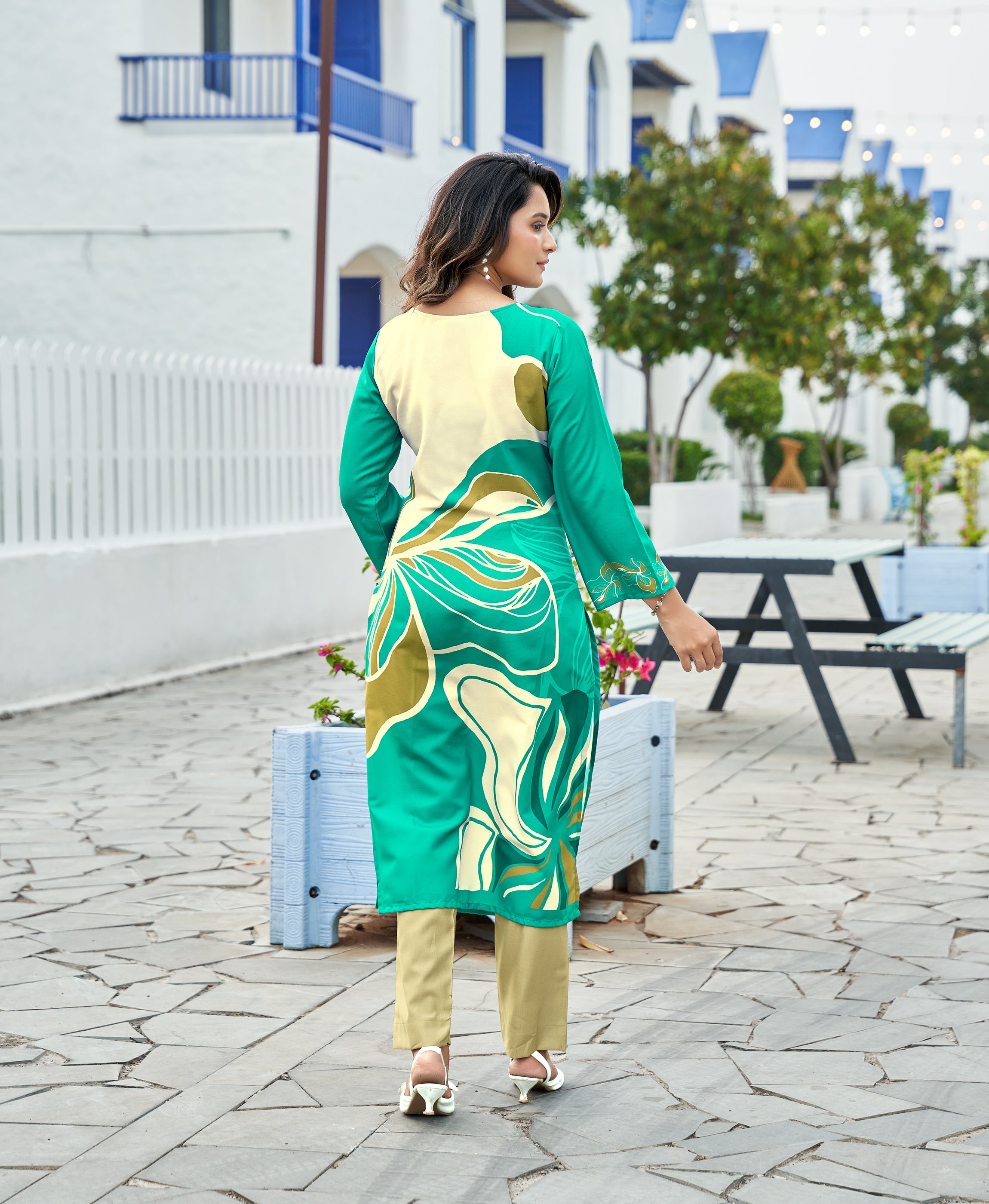 Her Couture Women's Green Viscose Rayon Geometric Printed Straight Kurta