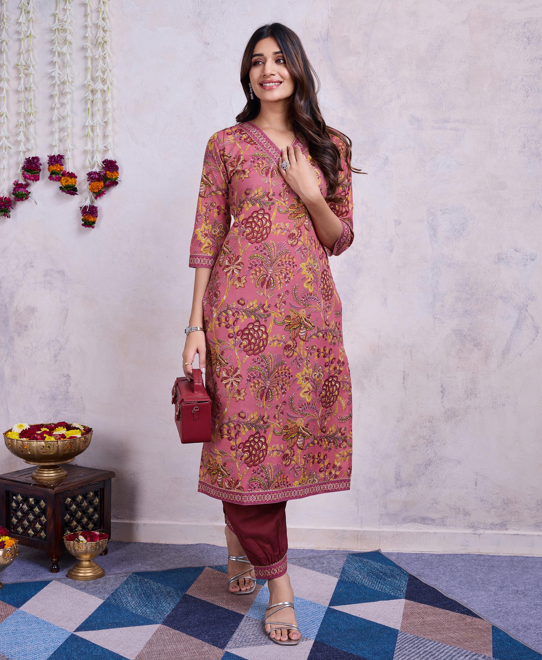 Stylish women’s two-piece set, versatile and fashionable look