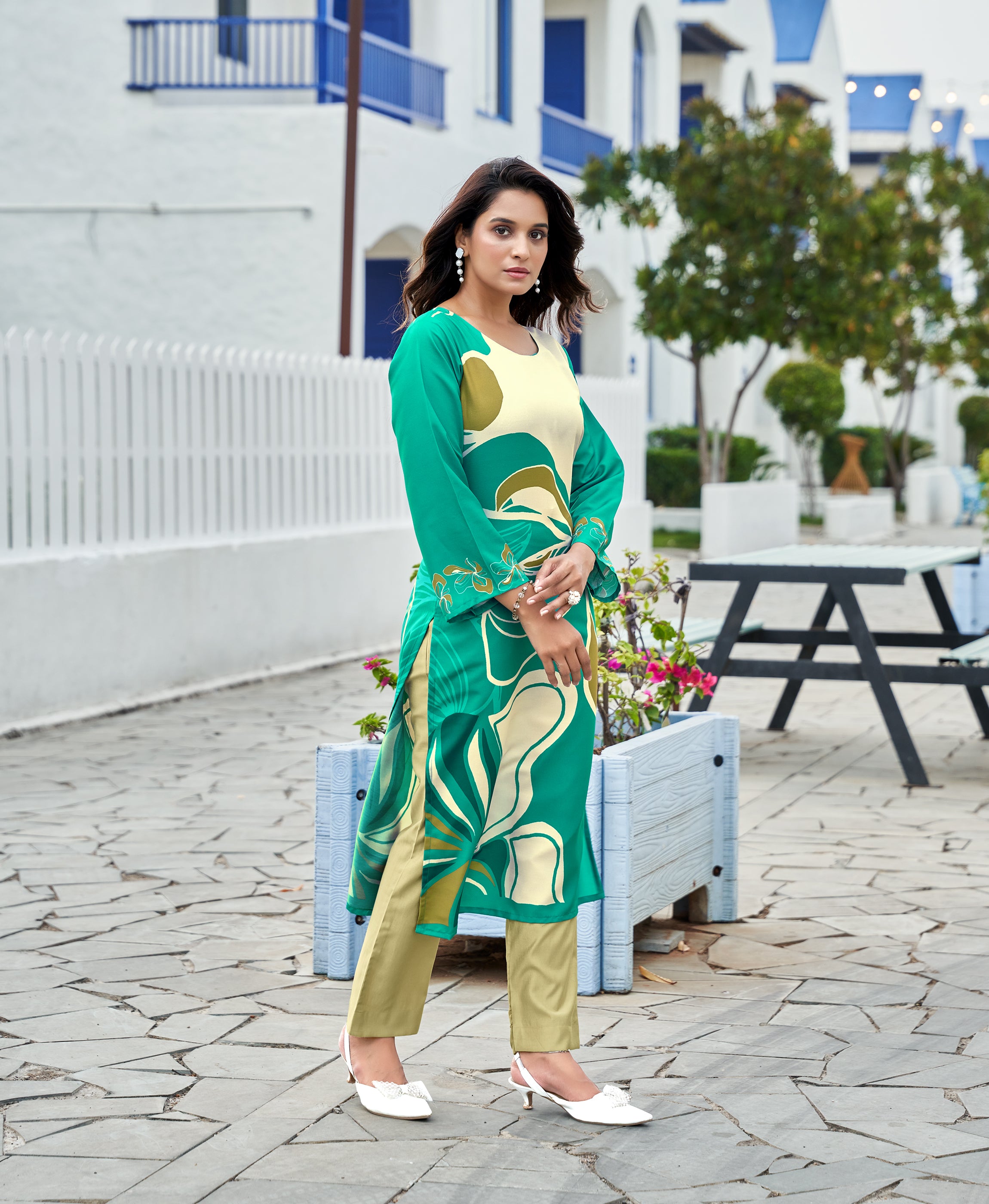 Her Couture Women's Green Viscose Rayon Geometric Printed Straight Kurta